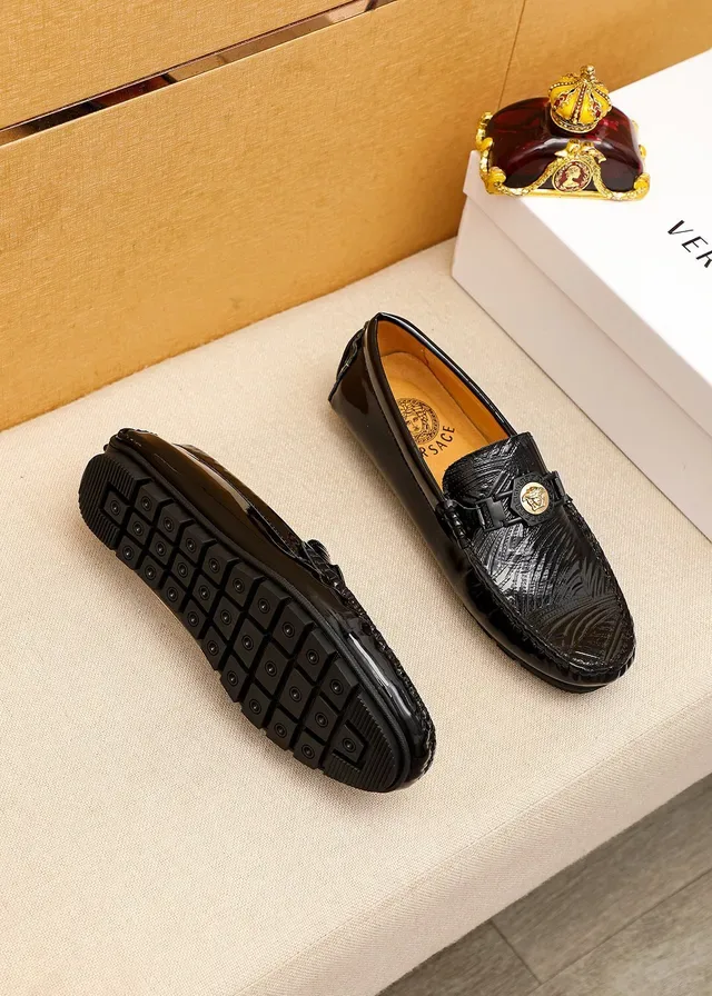Versace Chain Reaction Mocassin Noir Or Cuir Patenté Texture Embossée Feuille de Palmier 4