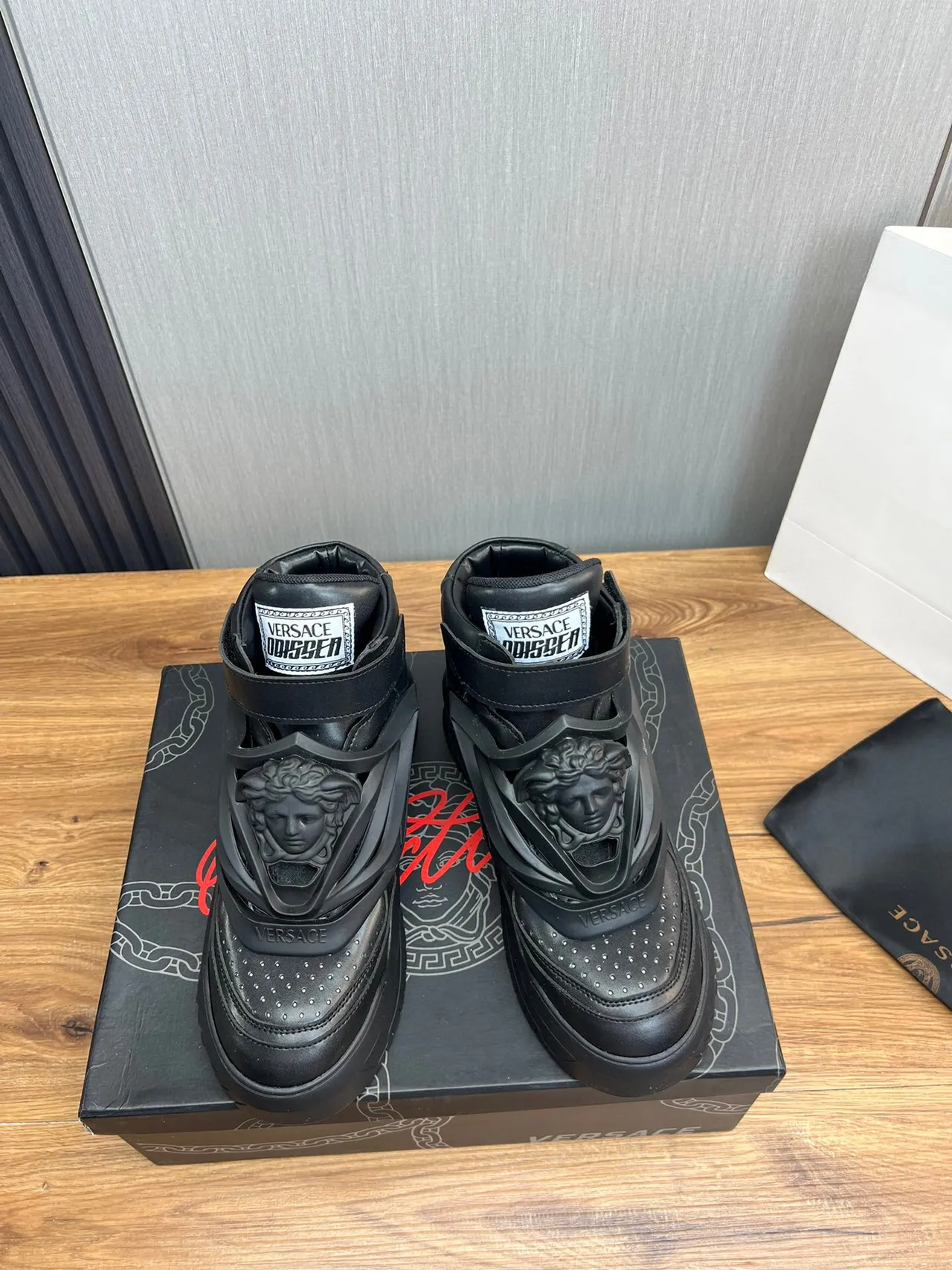 Versace Chain Reaction Black Medusa baskets lifestyle hautes 2