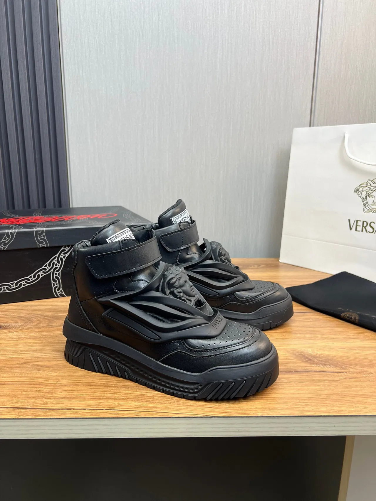 Versace Chain Reaction Black Medusa baskets lifestyle hautes 3