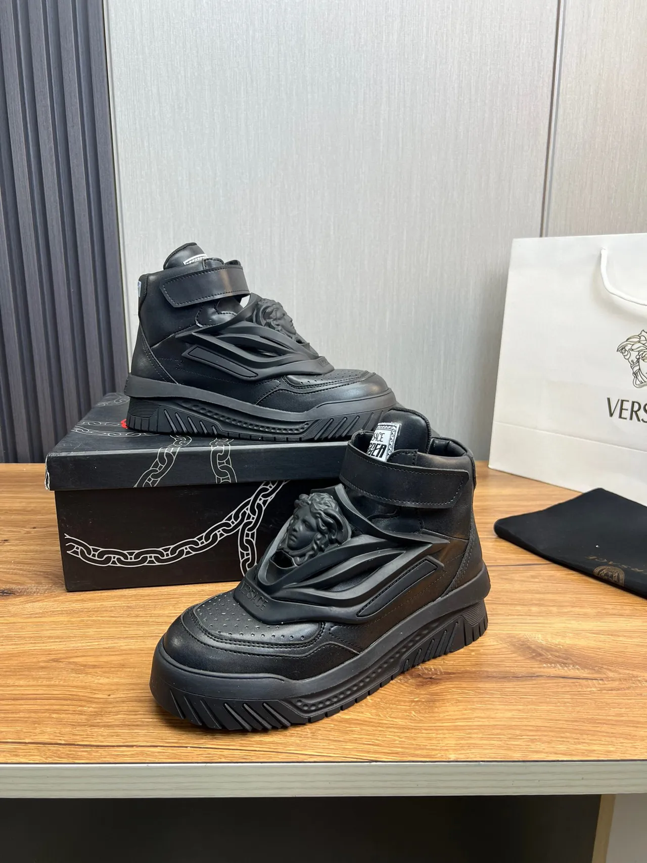 Versace Chain Reaction Black Medusa baskets lifestyle hautes 4