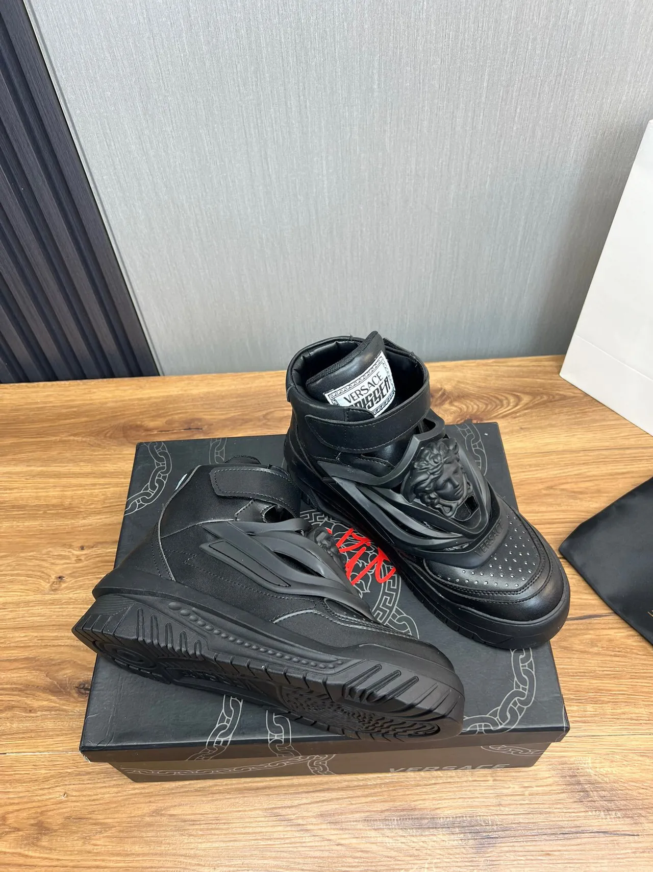 Versace Chain Reaction Black Medusa baskets lifestyle hautes 5