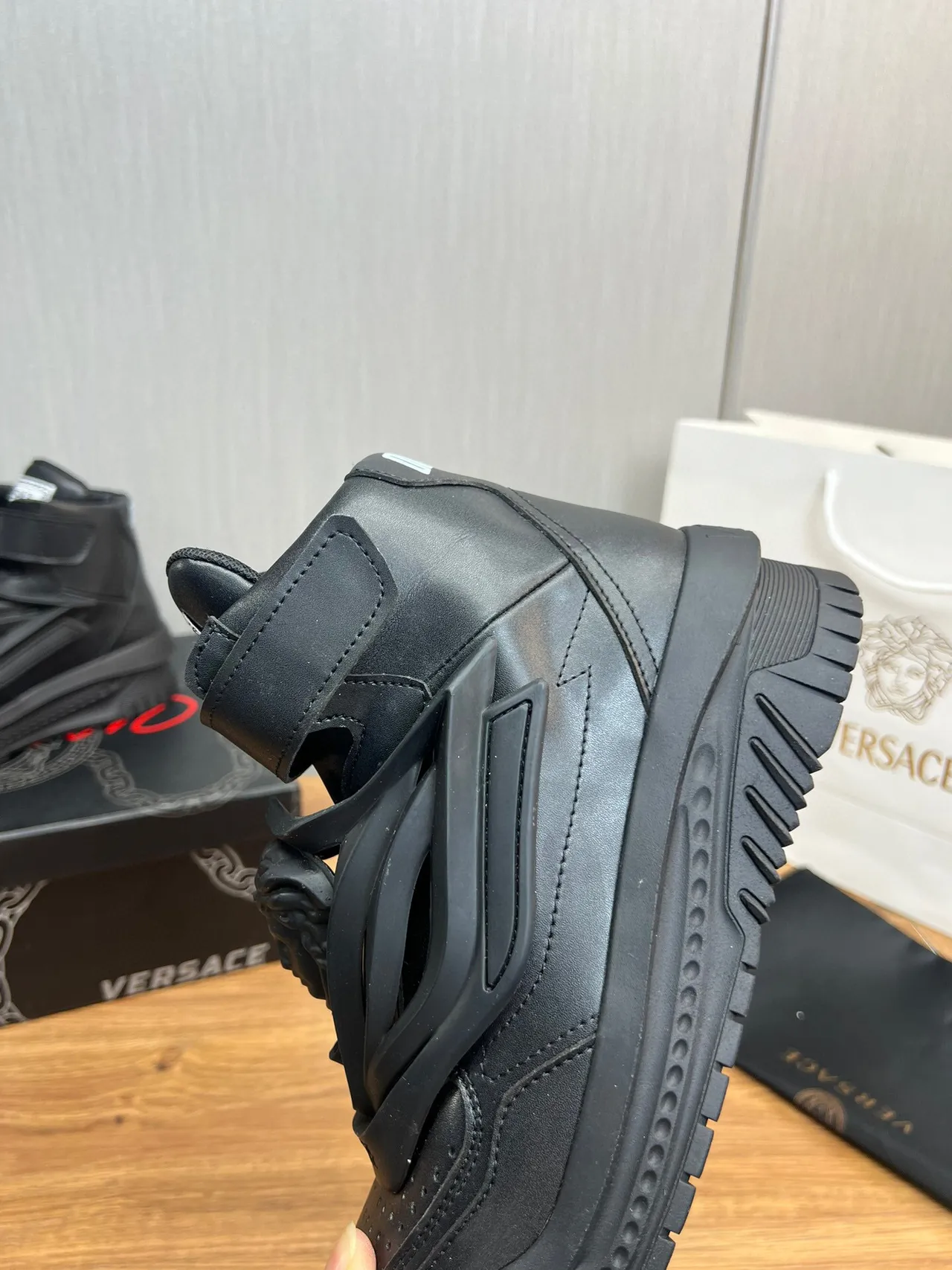 Versace Chain Reaction Black Medusa baskets lifestyle hautes 7
