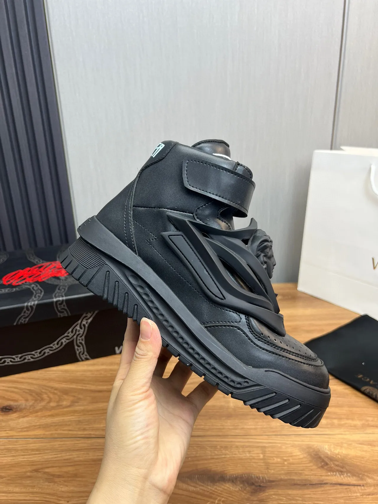 Versace Chain Reaction Black Medusa baskets lifestyle hautes 8