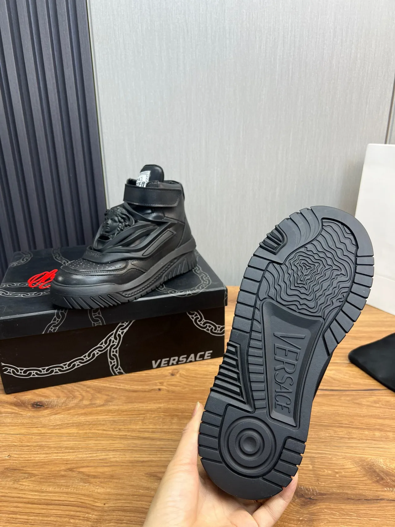 Versace Chain Reaction Black Medusa baskets lifestyle hautes 9