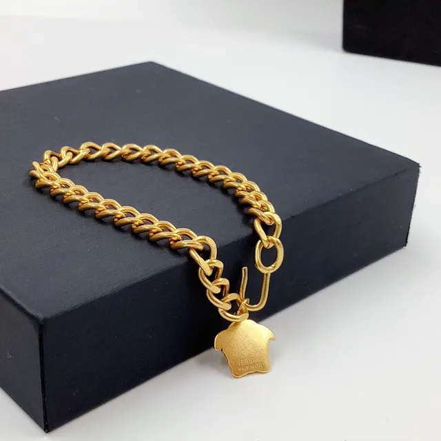 Versace Colar de corrente curb de ouro com pingante de cabeça de Medusa 3