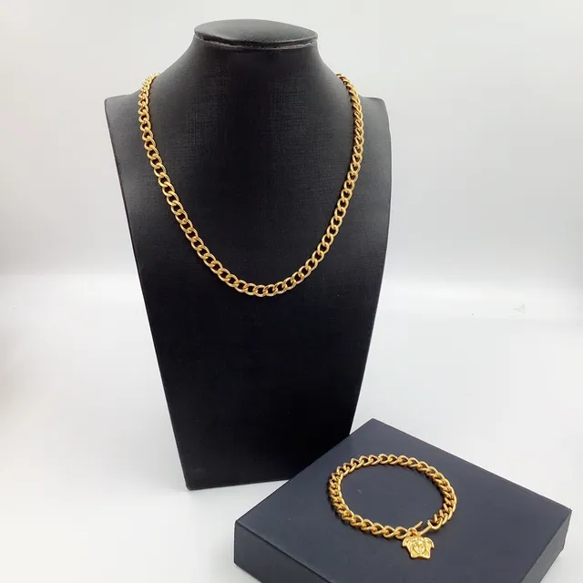 Versace Colar de corrente curb de ouro com pingante de cabeça de Medusa 4