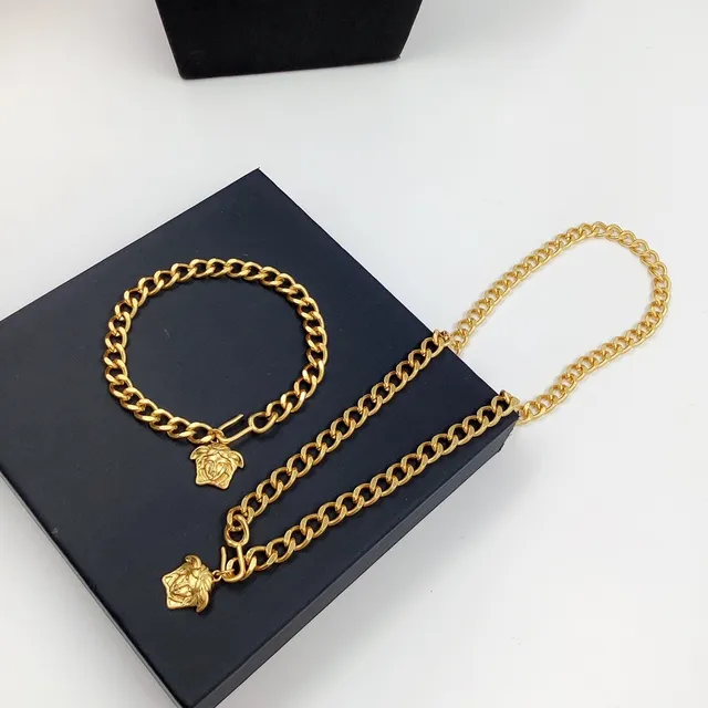 Versace Colar de corrente curb de ouro com pingante de cabeça de Medusa 5