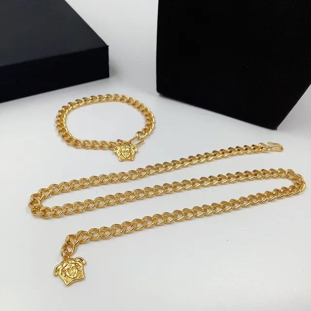 Versace Colar de corrente curb de ouro com pingante de cabeça de Medusa 6