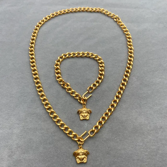Versace Colar de corrente curb de ouro com pingante de cabeça de Medusa 7