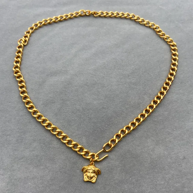 Versace Colar de corrente curb de ouro com pingante de cabeça de Medusa 8
