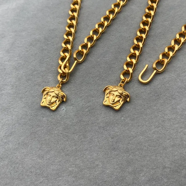 Versace Colar de corrente curb de ouro com pingante de cabeça de Medusa 9
