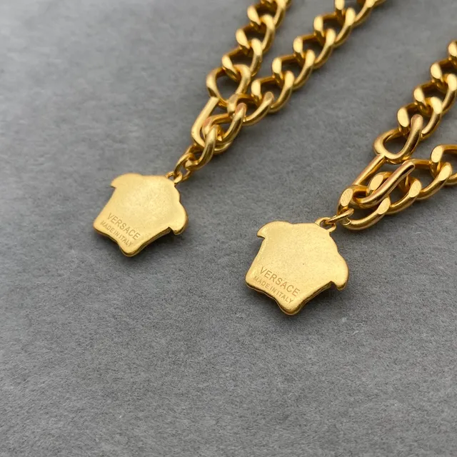 Versace Colar de corrente curb de ouro com pingante de cabeça de Medusa 10
