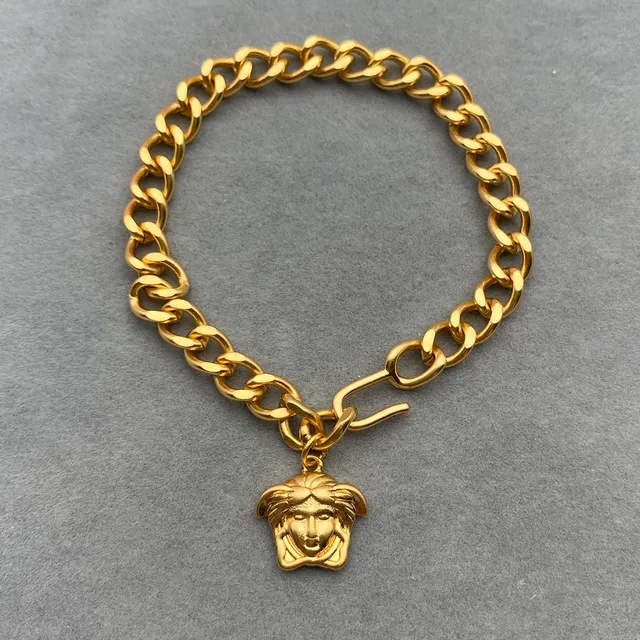 Versace Colar de corrente curb de ouro com pingante de cabeça de Medusa 11