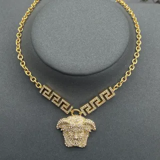 Versace Collar Necklace con dije de Medusa, motivo de Clave Griega, oro y plata con cristales Pavé
