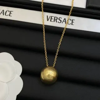 Versace Collar con colgante esférico en tono dorado