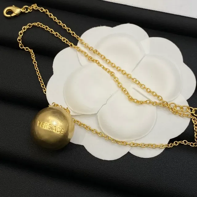 Versace সোনালী গোলাকার পেন্ডেন্ট নেকলেস 2