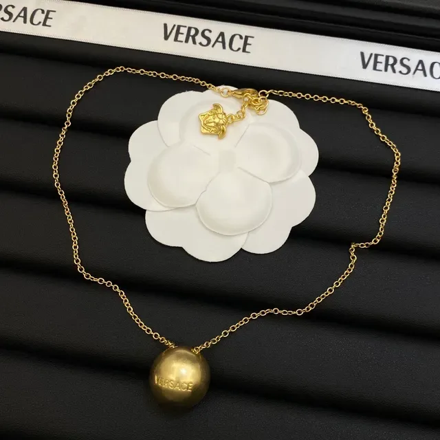 Versace সোনালী গোলাকার পেন্ডেন্ট নেকলেস 3