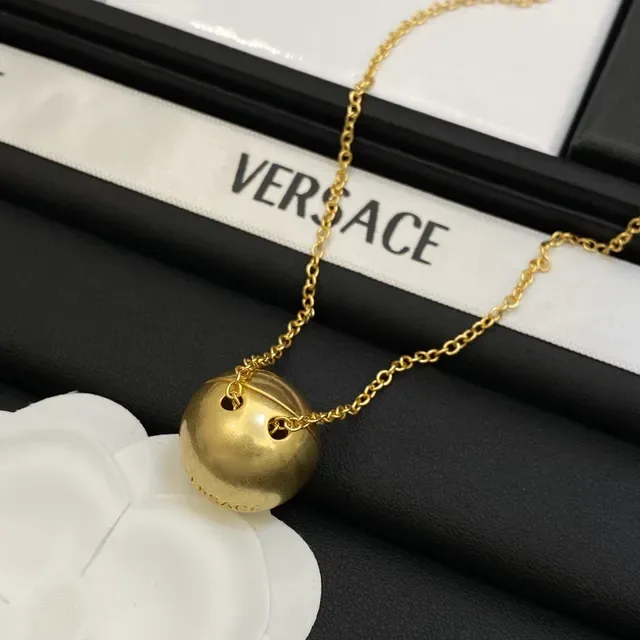 Versace সোনালী গোলাকার পেন্ডেন্ট নেকলেস 4