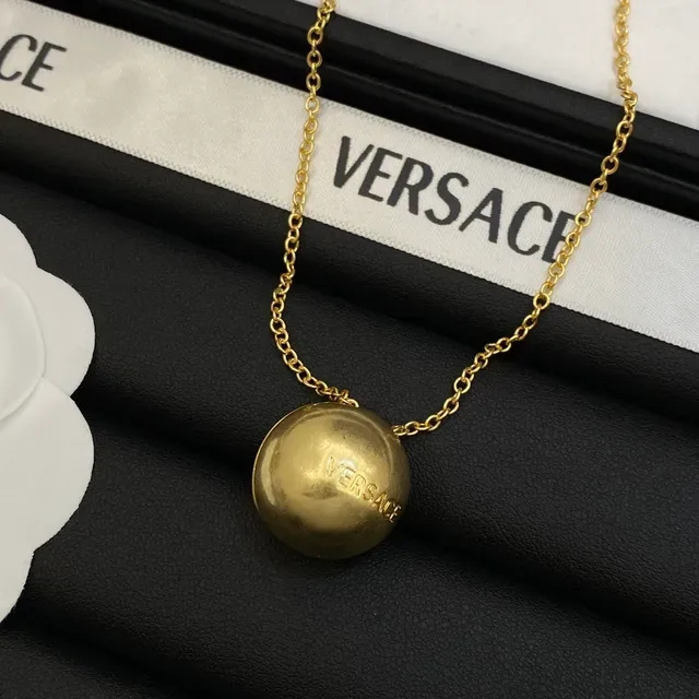 Versace সোনালী গোলাকার পেন্ডেন্ট নেকলেস 6