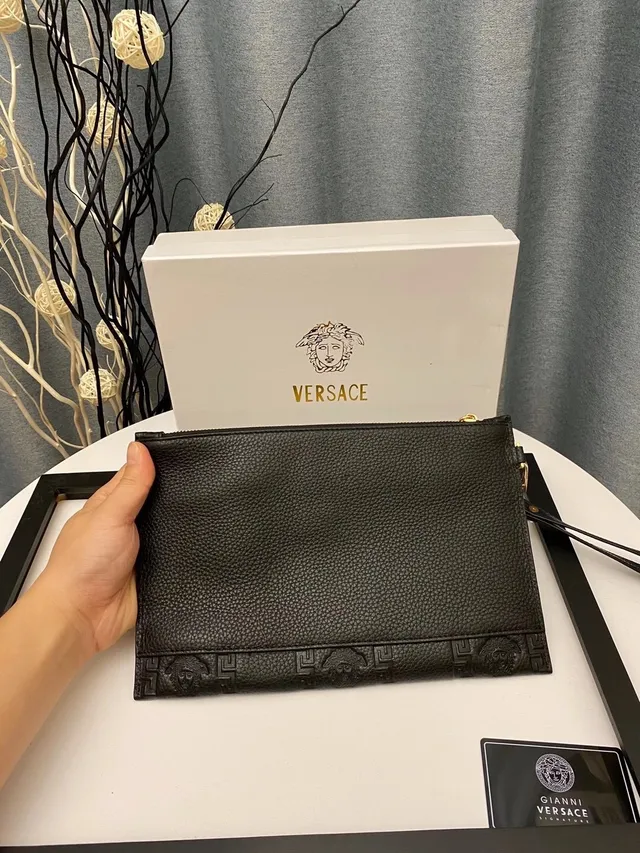 Versace Greca Medusa Clutch de couro preto com relevo estilo envelope 3