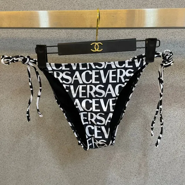 Versace Logo Print কালো সাদা হ্যালটার ট্রায়াঙ্গেল টপ সুইমওয়্যার 6