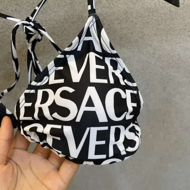 Versace Logo Print কালো সাদা হ্যালটার ট্রায়াঙ্গেল টপ সুইমওয়্যার 8