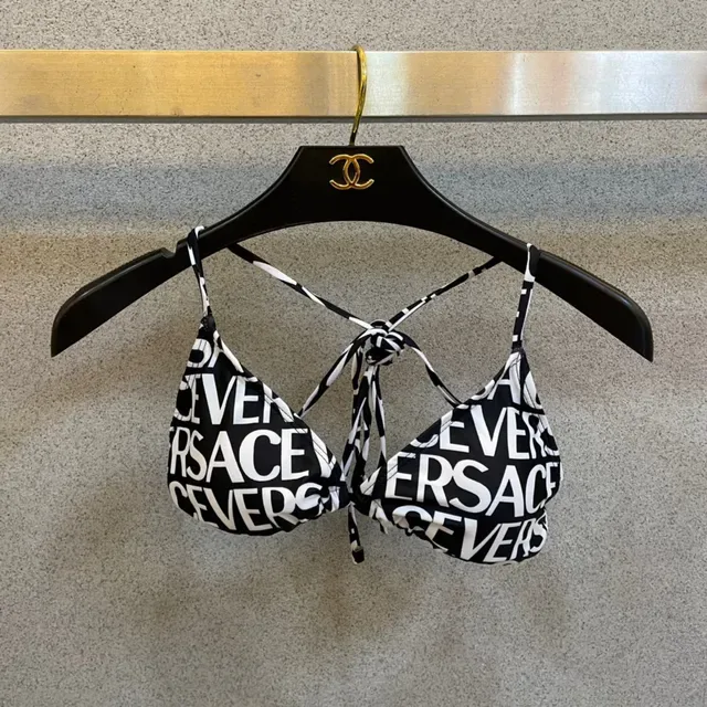 Versace Logo Print কালো সাদা হ্যালটার ট্রায়াঙ্গেল টপ সুইমওয়্যার 9