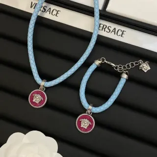 Versace Medusa Colgante de Cuero Trenzado Esmaltado Azul y Rosa