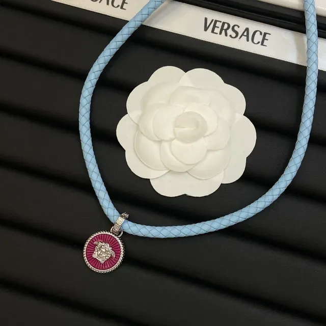 Versace Medusa Collier Pendentif Cuir Tressé Émaillé Bleu et Rose 3