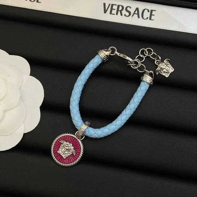 Versace Medusa Collier Pendentif Cuir Tressé Émaillé Bleu et Rose 4