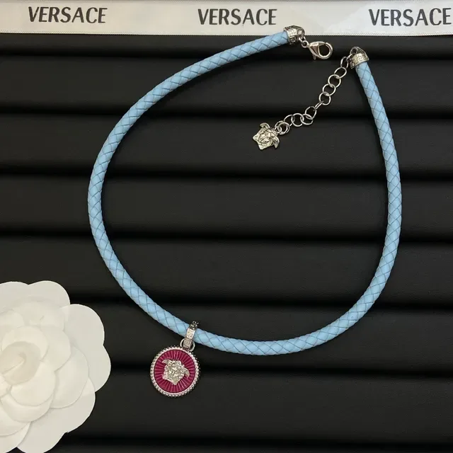 Versace Medusa Collier Pendentif Cuir Tressé Émaillé Bleu et Rose 5