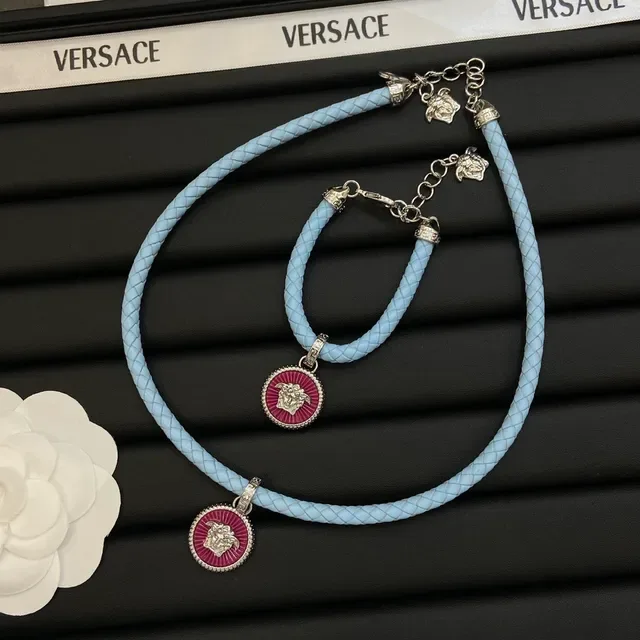 Versace Medusa Collier Pendentif Cuir Tressé Émaillé Bleu et Rose 6
