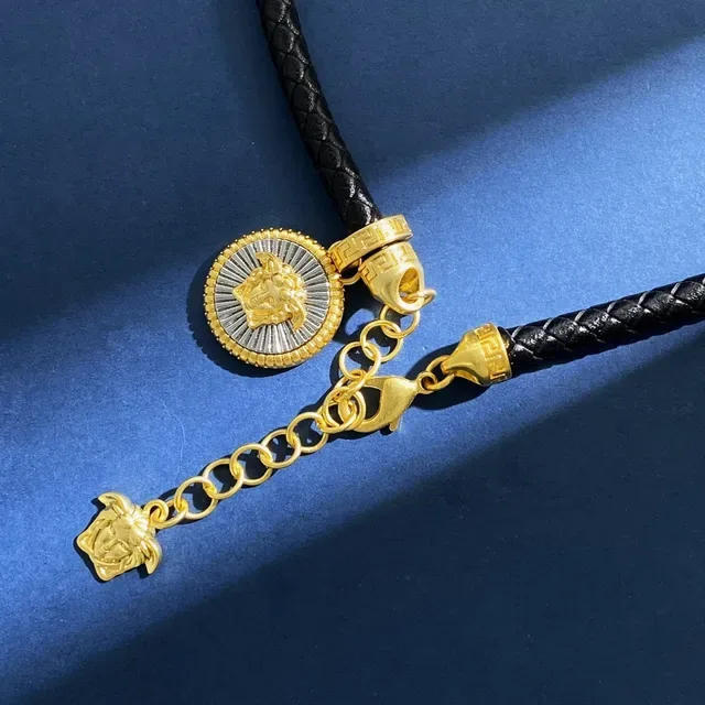 Versace Medusa Coin قلادة أسود ذهبي حبل جلد مضفر تعليقة 4