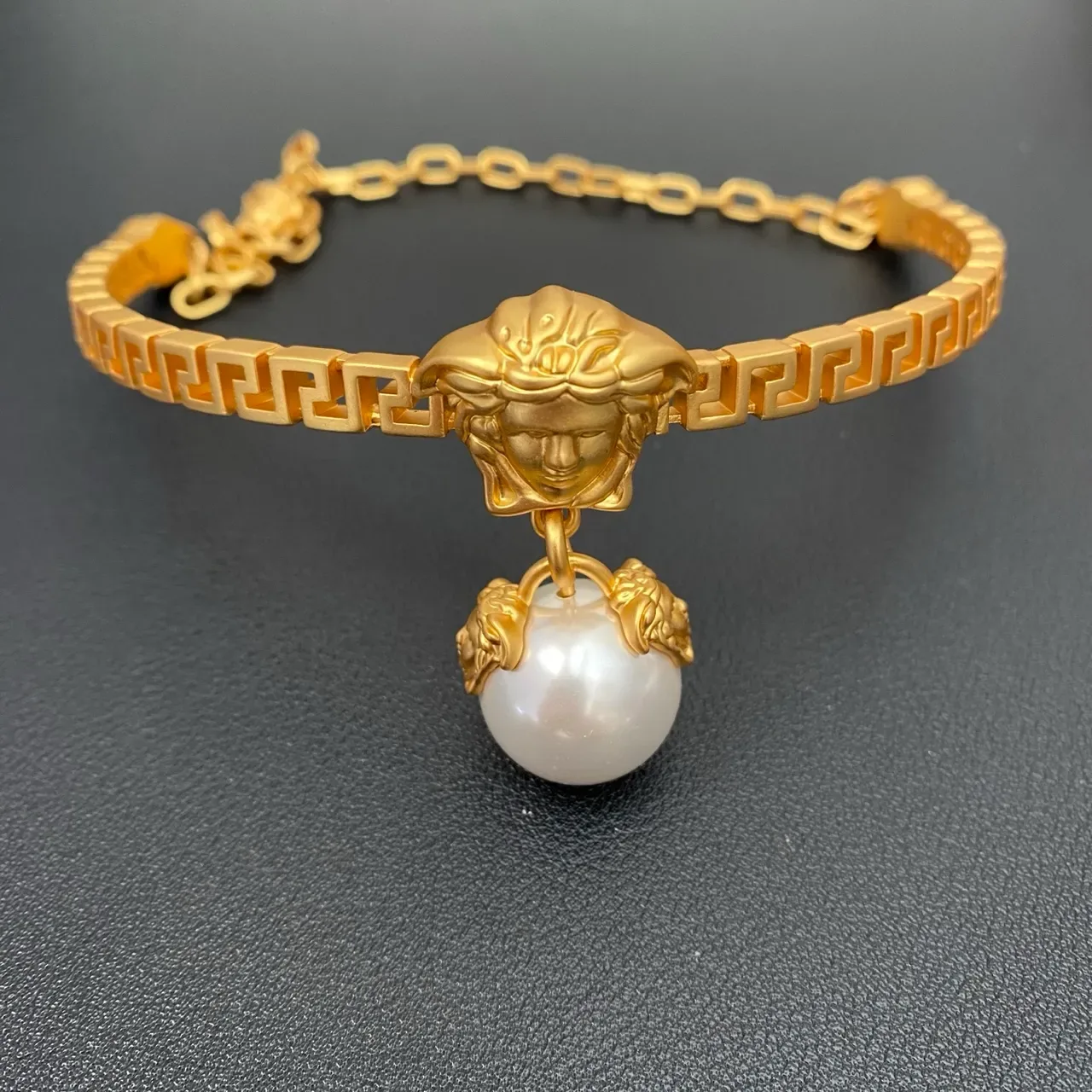 سوار Versace Medusa لؤلؤ ذهبي أسود تعويذة رأس إطار مفاتيح يوناني 6