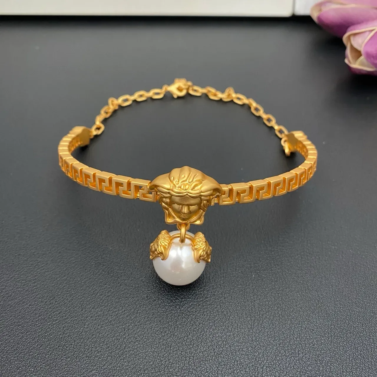 سوار Versace Medusa لؤلؤ ذهبي أسود تعويذة رأس إطار مفاتيح يوناني 7