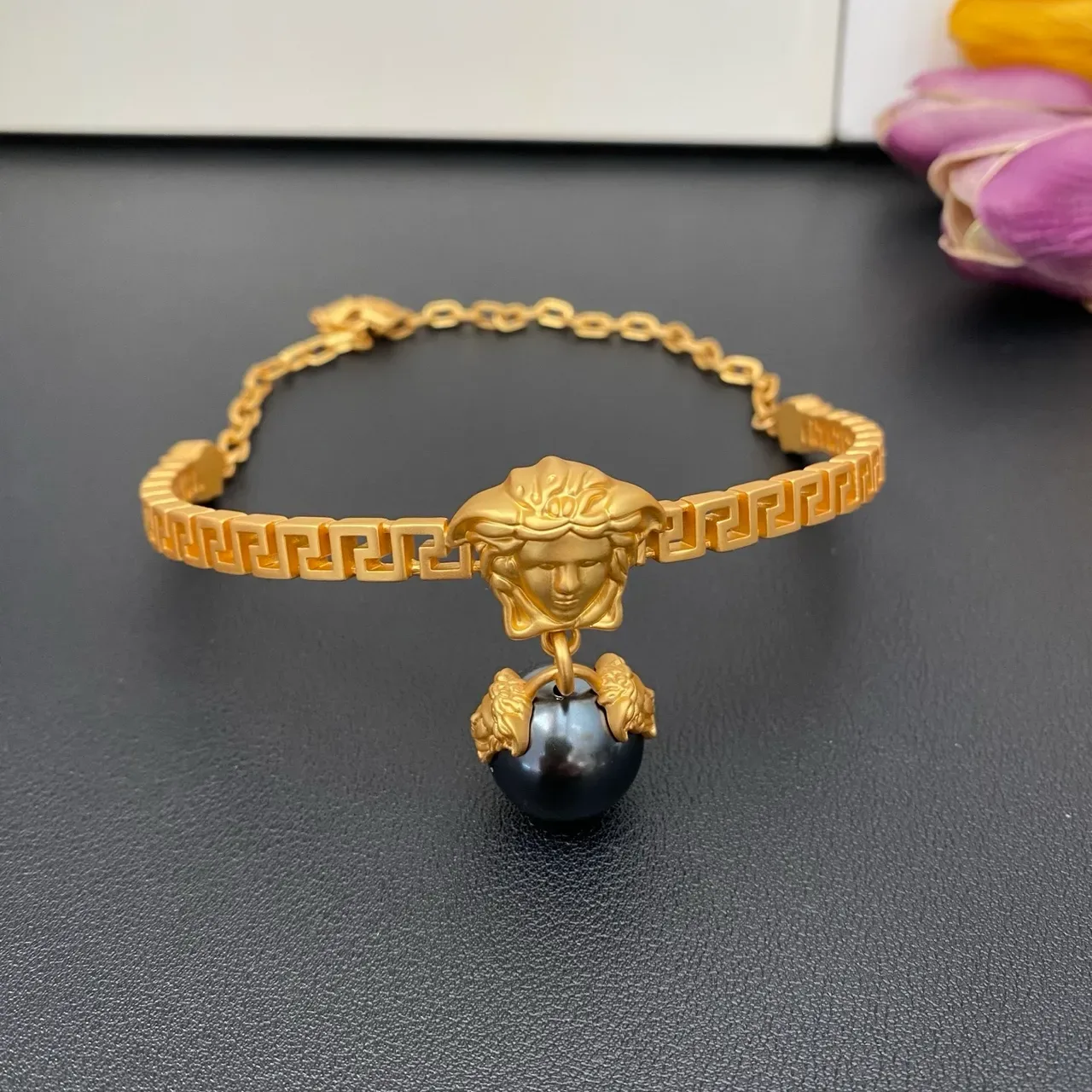 سوار Versace Medusa لؤلؤ ذهبي أسود تعويذة رأس إطار مفاتيح يوناني 8