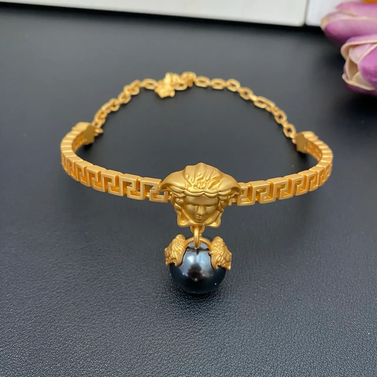 سوار Versace Medusa لؤلؤ ذهبي أسود تعويذة رأس إطار مفاتيح يوناني 9