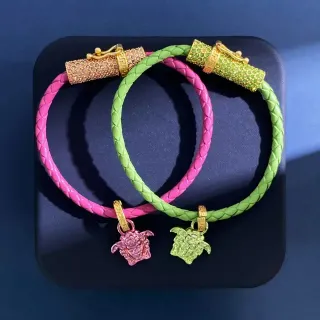 Versace Medusa Pulsera con Encanto de Cuero Trenzado Rosa Verde