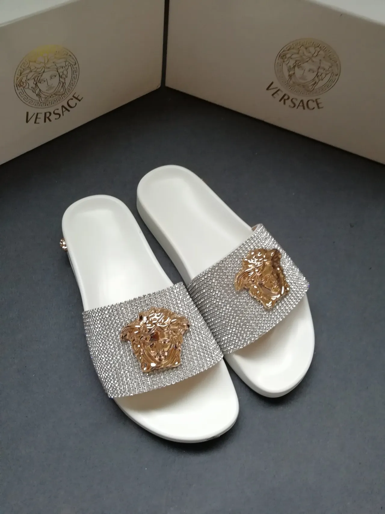 Versace Medusa Slide نعال بيضاء كريستال ذهبي 2