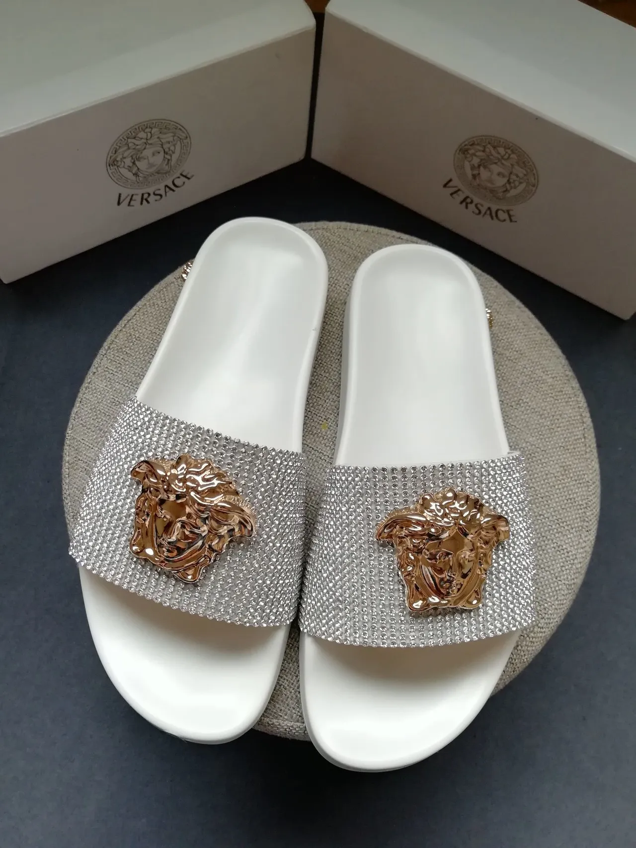 Versace Medusa Slide نعال بيضاء كريستال ذهبي 3