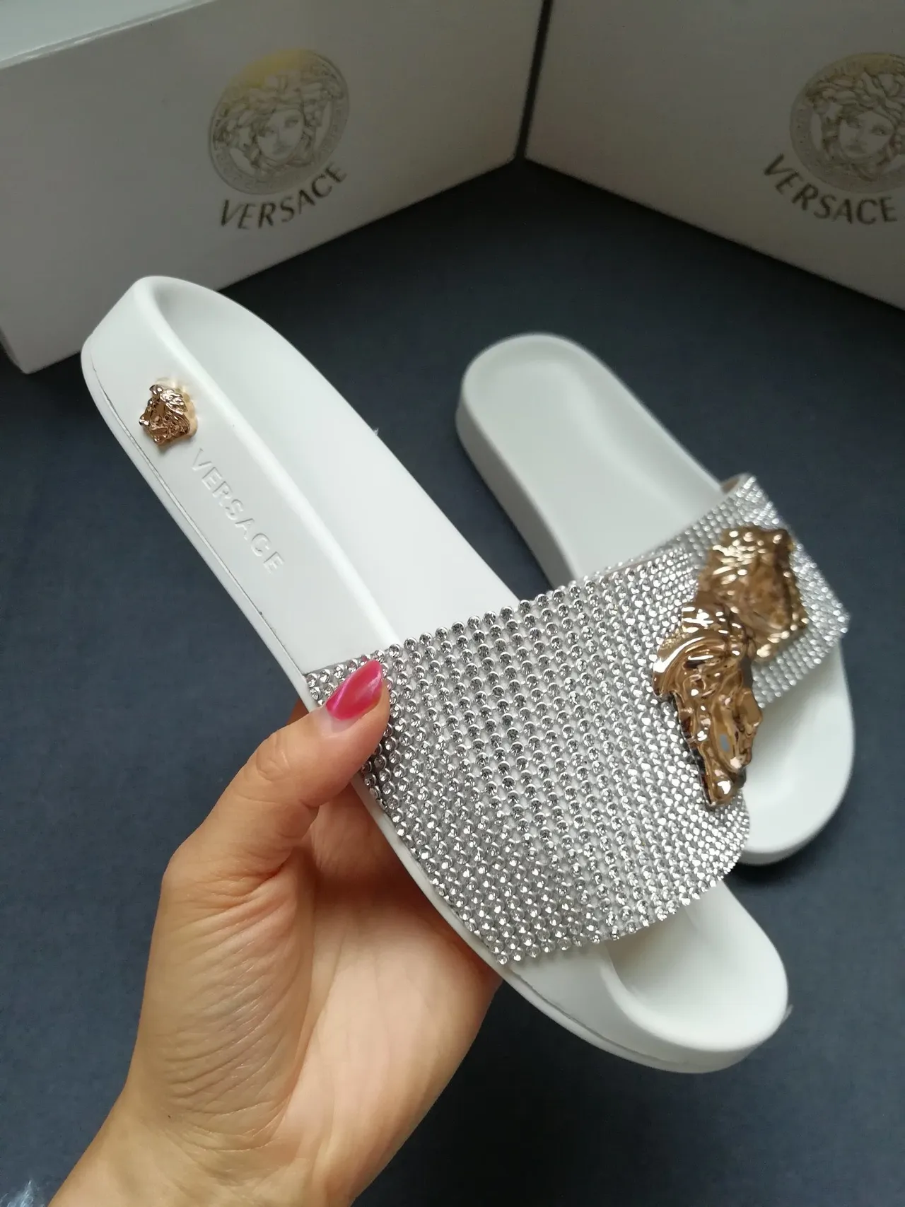 Versace Medusa Slide نعال بيضاء كريستال ذهبي 4
