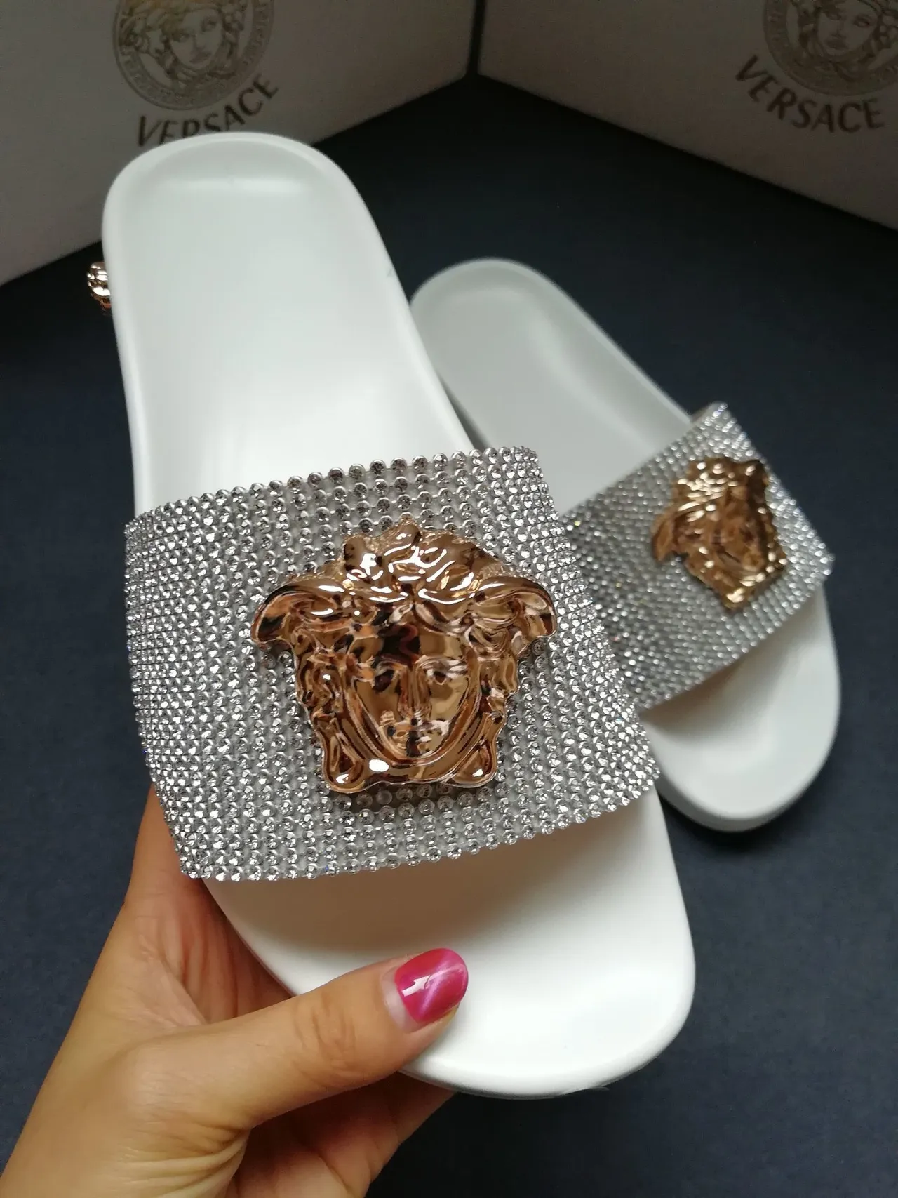Versace Medusa Slide نعال بيضاء كريستال ذهبي 5