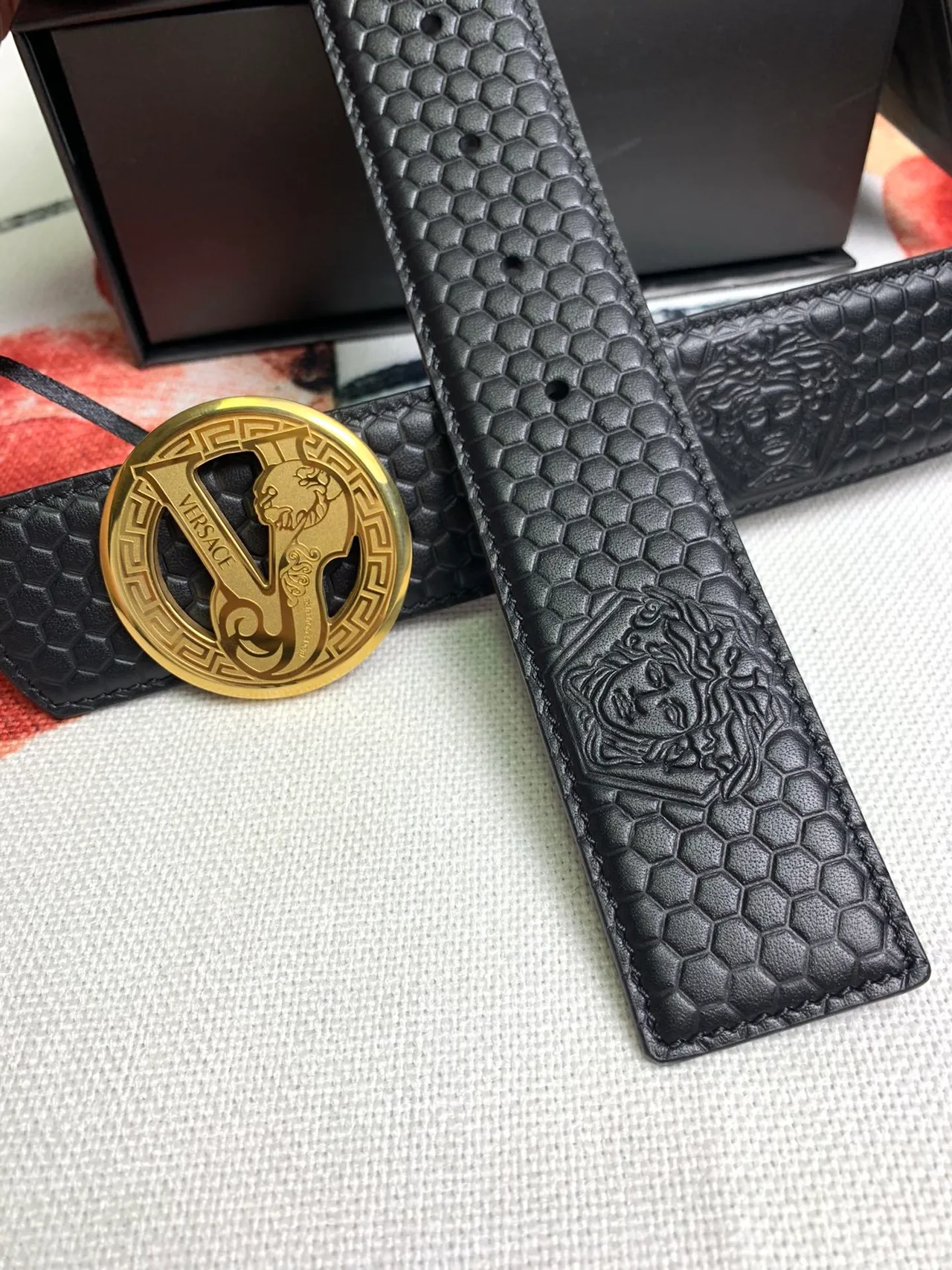 Versace Odissea ذهب أسود سداسي الاضلاع مرسوم رؤوس ميدوسا حزام جلدي 2