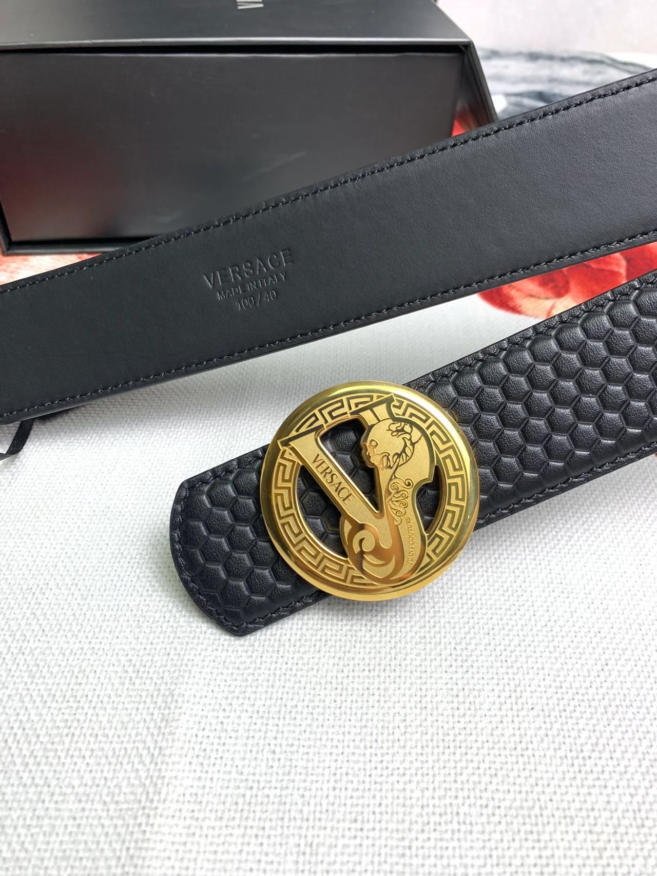 Versace Odissea ذهب أسود سداسي الاضلاع مرسوم رؤوس ميدوسا حزام جلدي 3