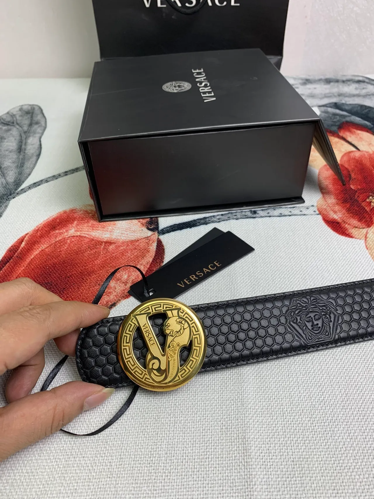 Versace Odissea ذهب أسود سداسي الاضلاع مرسوم رؤوس ميدوسا حزام جلدي 4