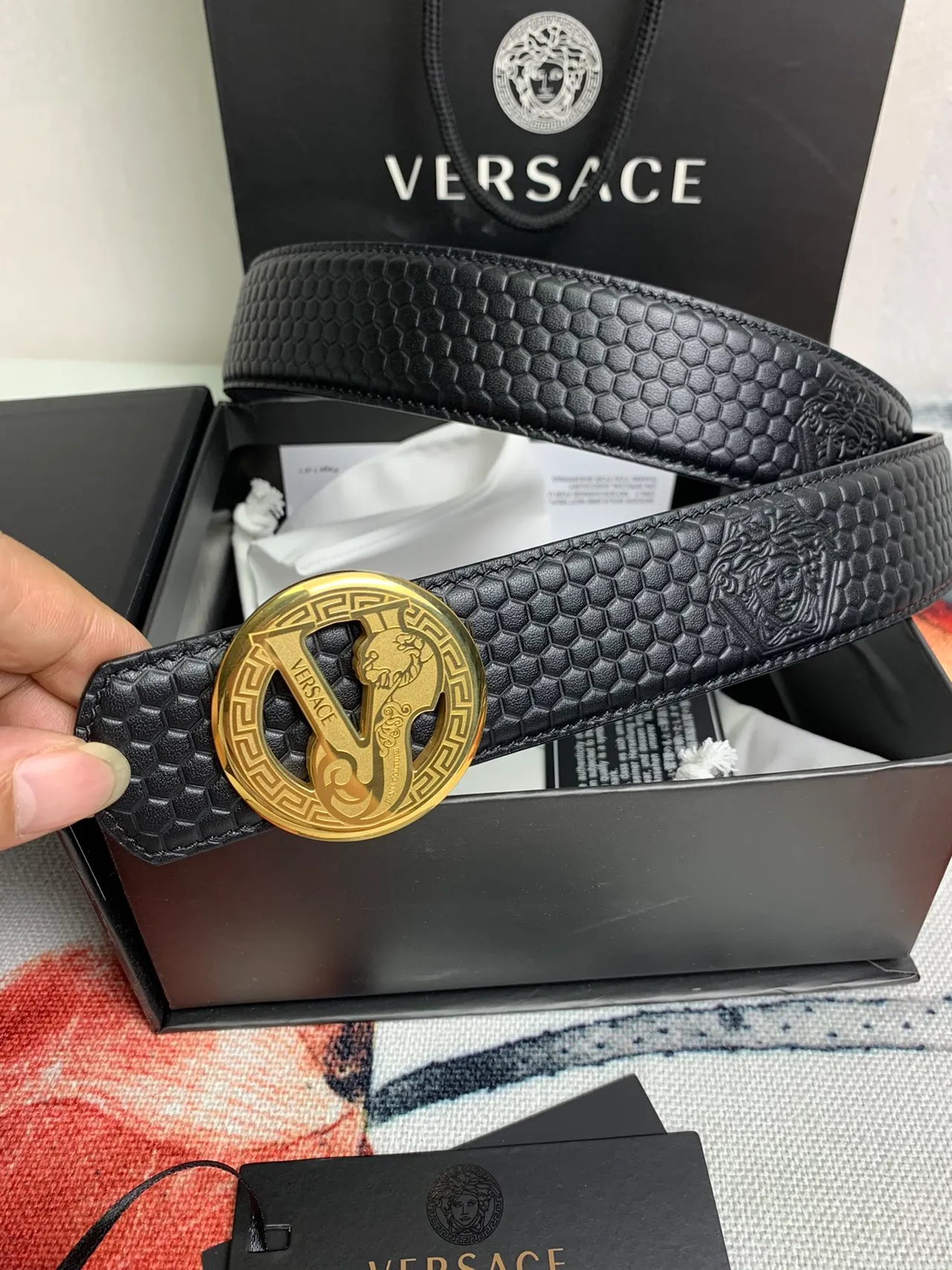 Versace Odissea ذهب أسود سداسي الاضلاع مرسوم رؤوس ميدوسا حزام جلدي 9