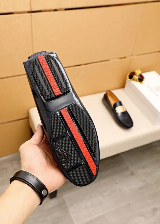 Versace Odissea Mocassin Noir Doré Cuir Crocodile Embossé Patenté avec Boucle Médusa et Hardware 2