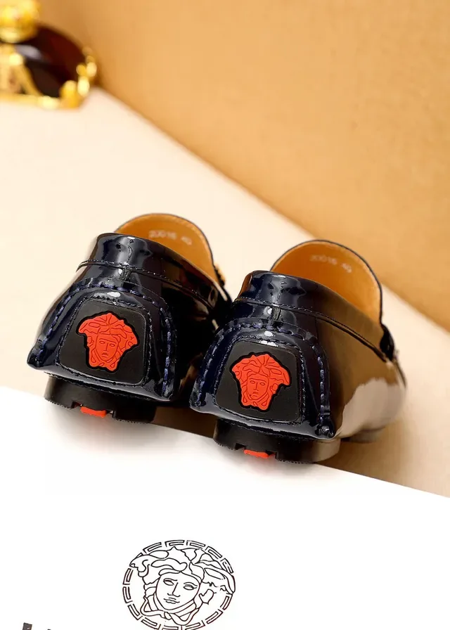 Versace Odissea Mocassin Noir Doré Cuir Crocodile Embossé Patenté avec Boucle Médusa et Hardware 4