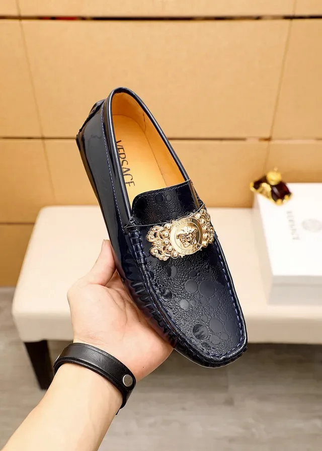 Versace Odissea Mocassin Noir Doré Cuir Crocodile Embossé Patenté avec Boucle Médusa et Hardware 7
