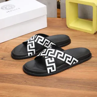 Versace Odissea Greca Pattern Black and White चप्पल